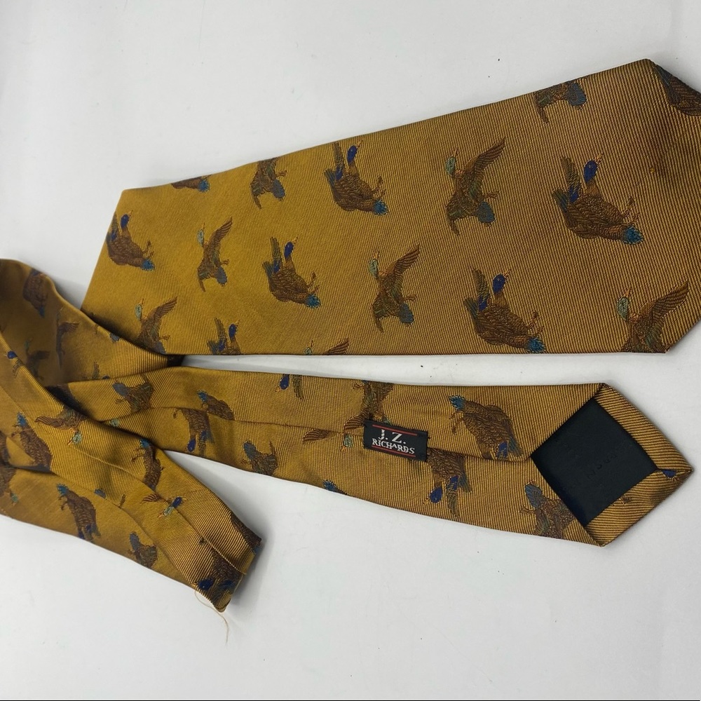 Vintage gold tones mens 100% silk duck neck tie by J.Z. Richards.